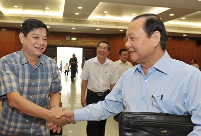 HCMC Party Secretary Le Thanh Hai (R) meets with a delegate at the conference (Photo: SGGP) HCMC Party Secretary Le Thanh Hai (R) meets with a delegate at the conference (Photo: SGGP)